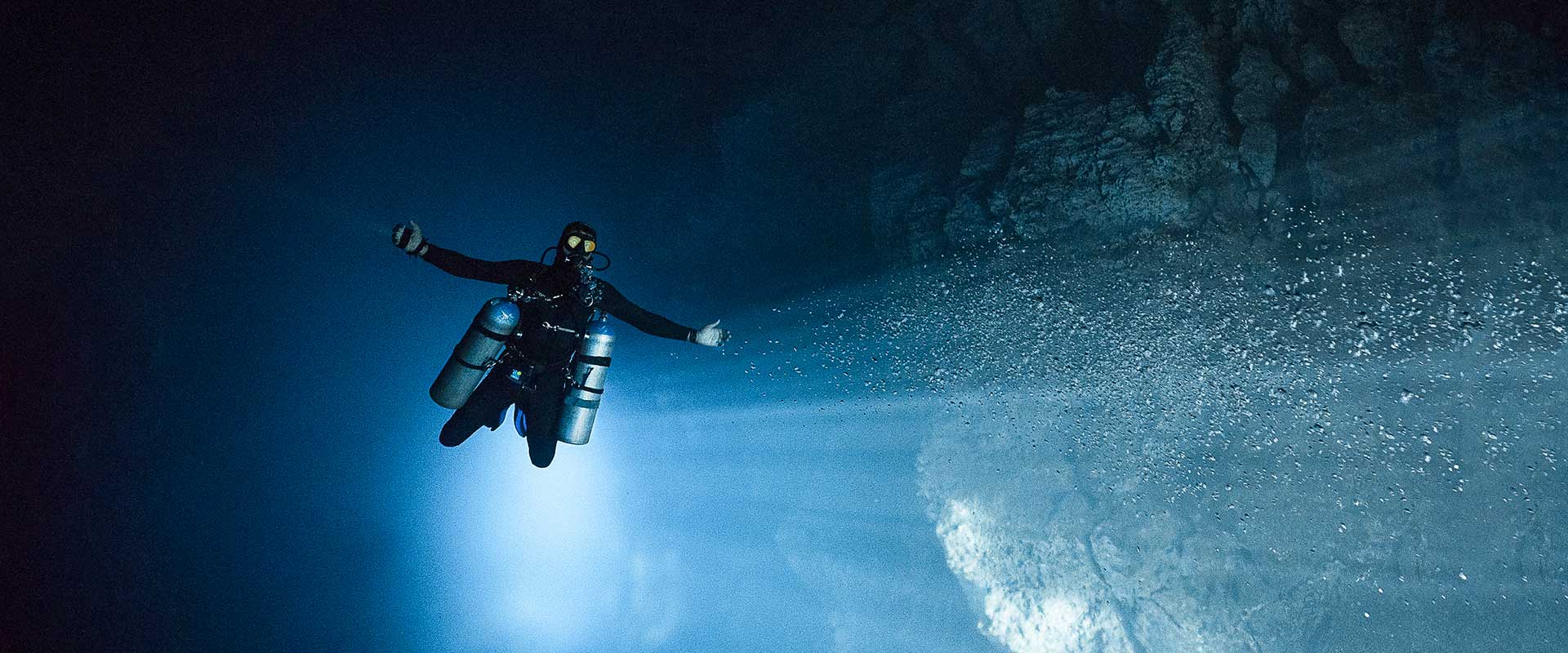 drftcurrent-adventures-underwater-shooting-1920x800